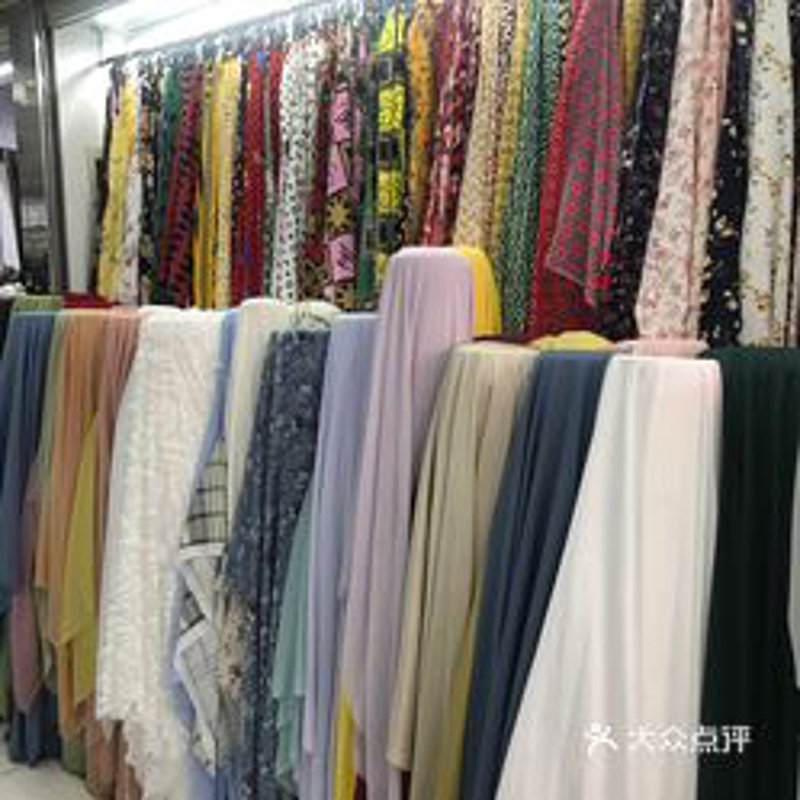 什么是云纹纱?在时尚与潮流的海洋中,云纹纱如同一股清流,以其独特的魅力吸引着众多织物爱好者的目光。今天我们就一起来揭开它的神秘面纱。